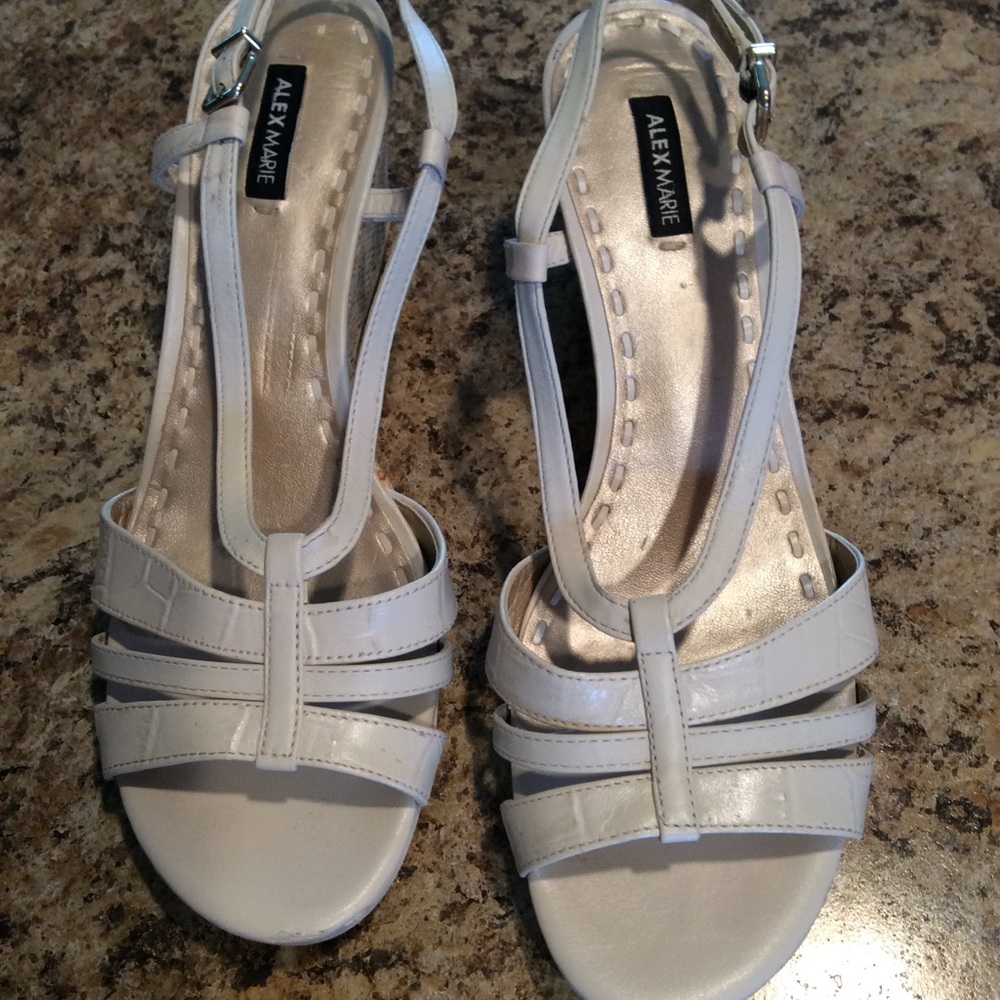 On Trend Cream Wedge Sandals Sz 8 Like New👌🏻